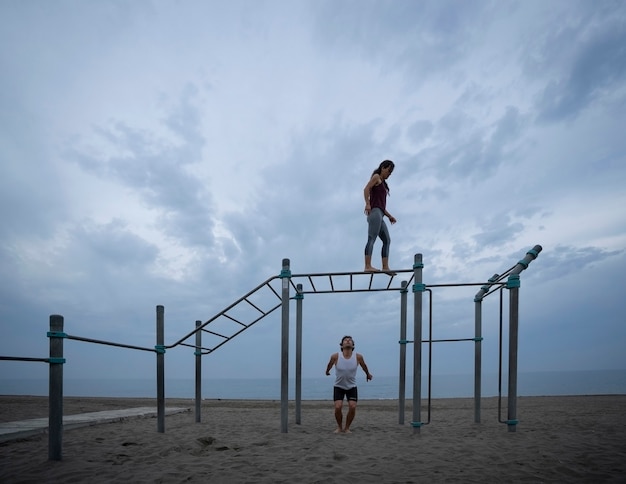 jovem casal se exercitando na praia