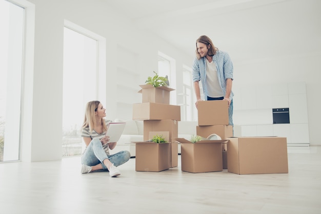 jovem casal se mudando para casa nova