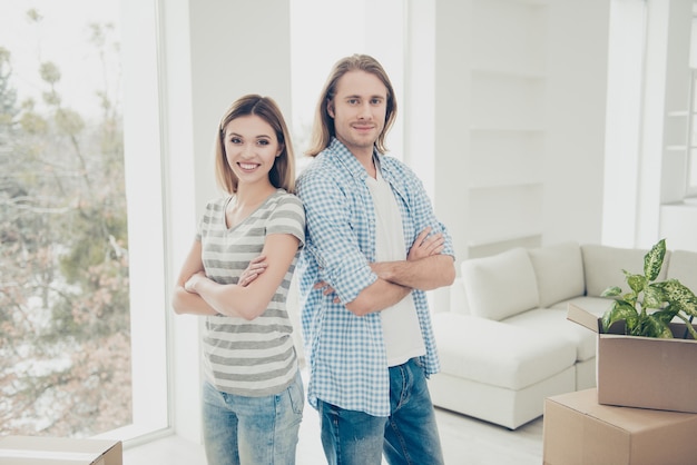 jovem casal se mudando para casa nova