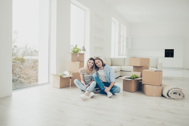 Foto jovem casal se mudando para casa nova