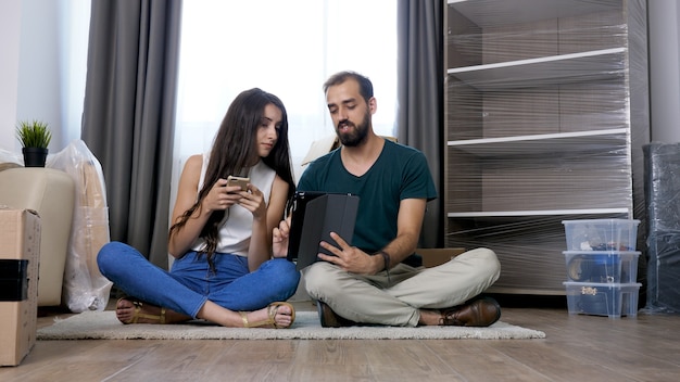 Jovem casal se mudando para um novo apartamento. Começando uma nova vida