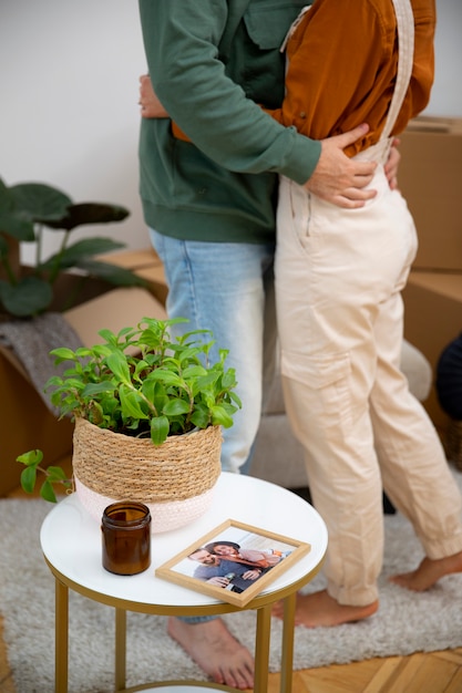 Foto jovem casal se mudando para uma nova casa