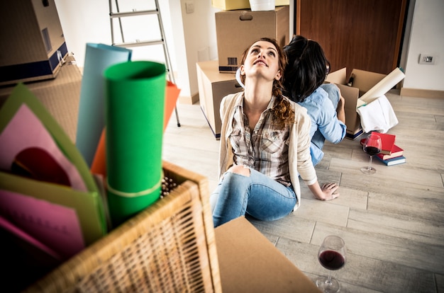 Jovem casal se mudar para apartamento novo