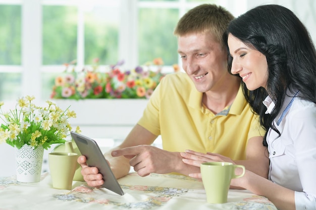 Jovem casal sentado à mesa