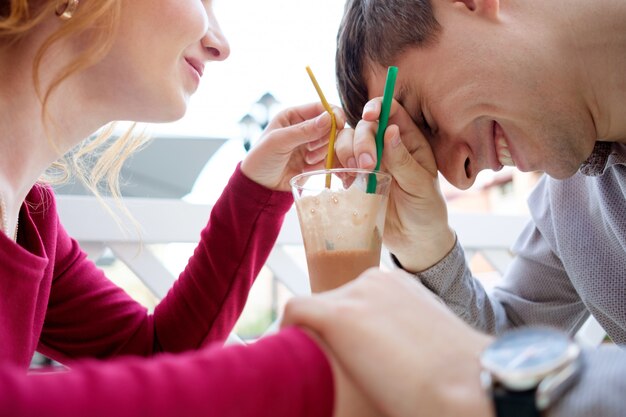 Foto jovem casal sentado no café de rua