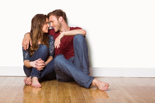 Jovem casal sentado no chão