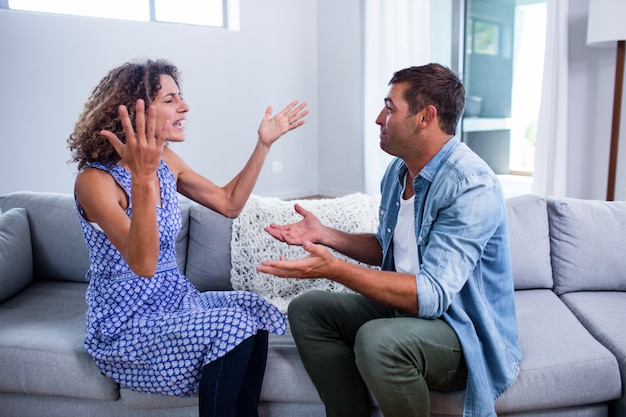 Foto jovem casal sentados juntos e discutindo depois de uma briga