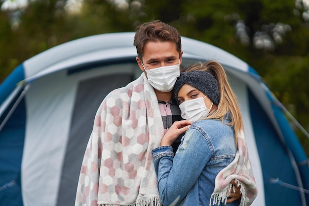 Jovem casal simpático se divertindo no camping. foto de alta qualidade