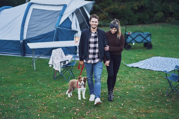 Jovem casal simpático se divertindo no camping. Foto de alta qualidade