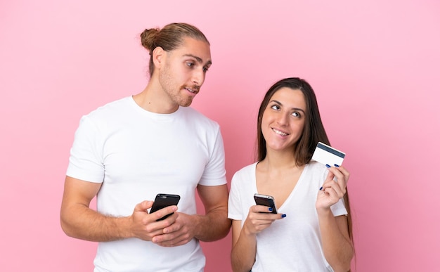 Jovem casal sobre fundo isolado