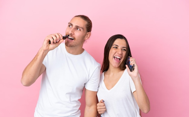 Jovem casal sobre fundo isolado