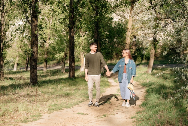 Foto jovem casal sorridente desfrutando no parque.