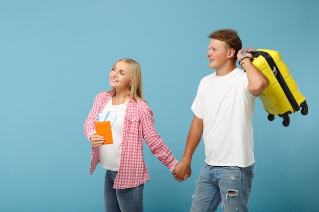 Jovem casal sorridente, dois amigos, cara e mulher, em camisetas brancas rosa posando