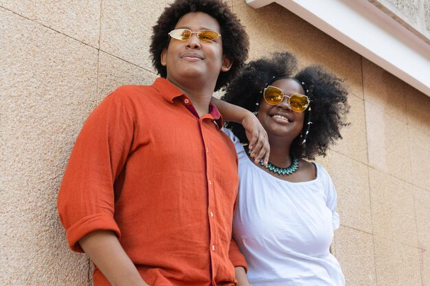 Jovem casal sorrindo ao ar livre na rua