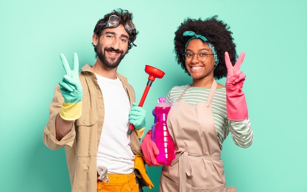 Jovem casal sorrindo e parecendo amigável, mostrando o número dois