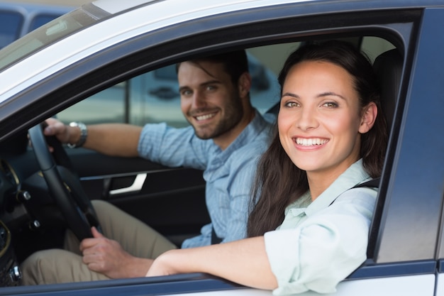 Jovem casal sorrindo para a câmera