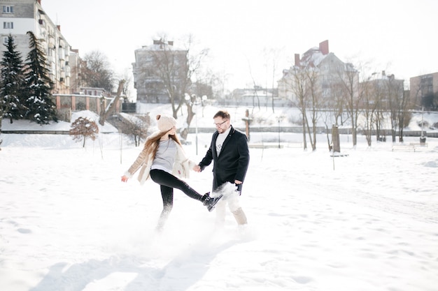 Jovem casal sorrir e beijar no parque no inverno