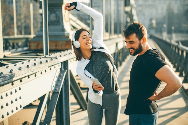 Jovem casal tem formação em meio urbano