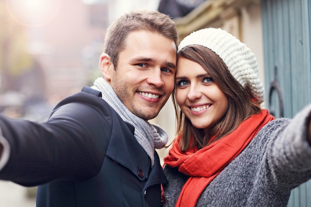 jovem casal tirando selfie na cidade