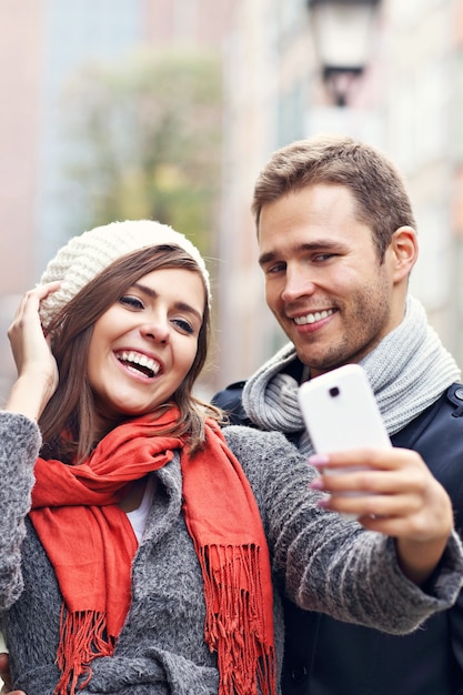 jovem casal tirando selfie na cidade