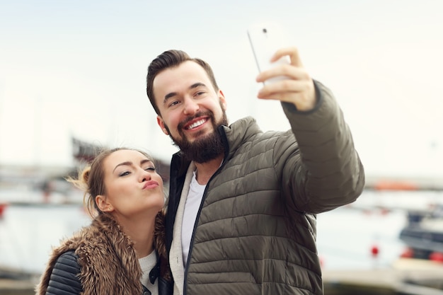 Foto jovem casal tirando selfie