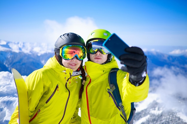 Jovem casal tirando uma selfie