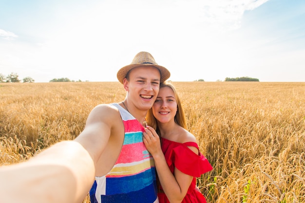 Jovem casal tirar foto pelo celular