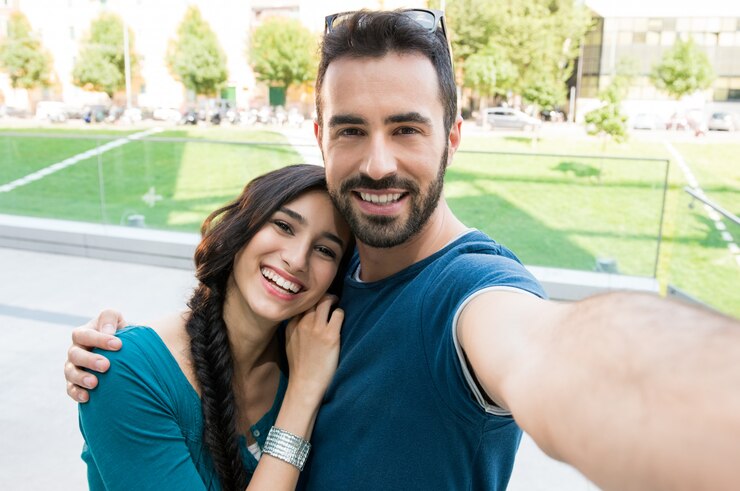 Jovem casal tirar selfie