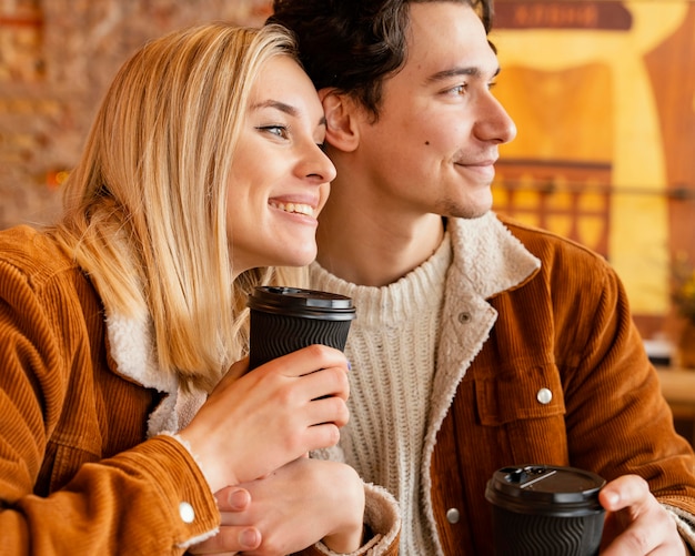 Jovem casal tomando café