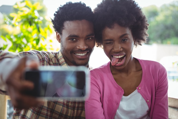 Jovem casal tomando selfie