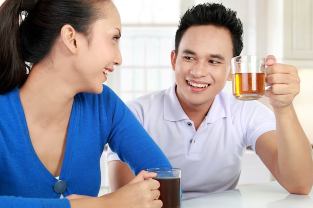 Jovem casal tomando um chá