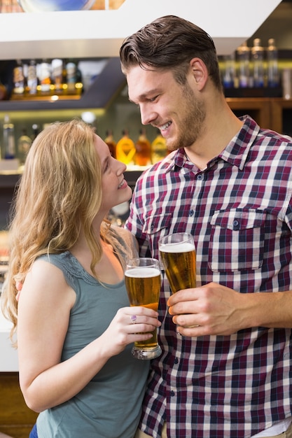 Jovem casal tomando uma bebida juntos