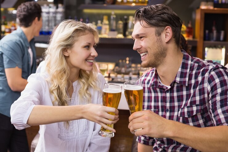 Foto jovem casal tomando uma bebida juntos