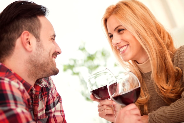 Foto jovem casal torcendo