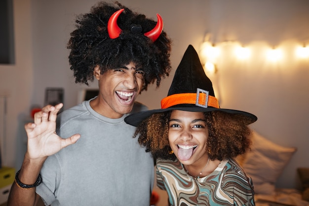 Jovem casal usando fantasias de Halloween em casa