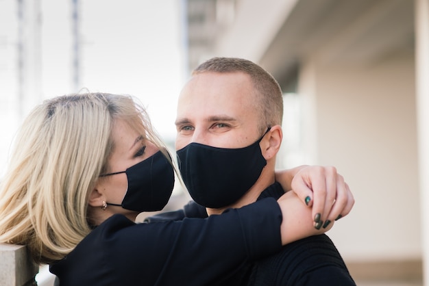 Jovem casal usando máscaras protetoras na cidade