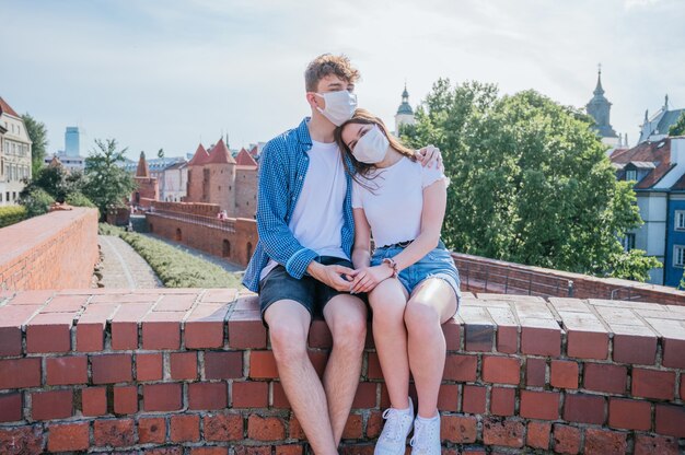 Foto jovem casal usando máscaras