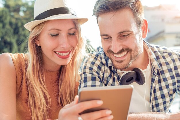 Jovem casal usando o Tablet