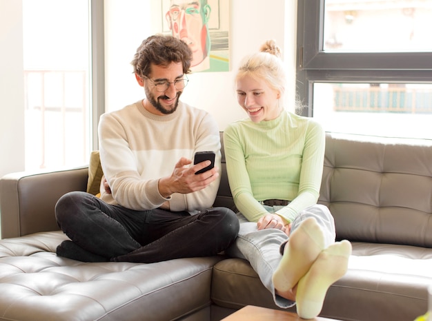 Jovem casal usando smartphone em casa