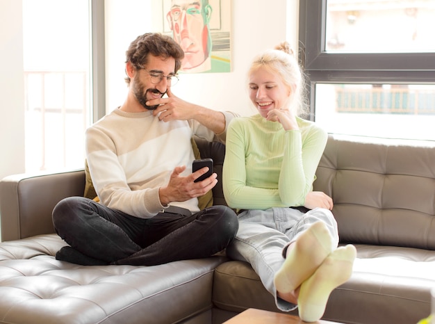 Jovem casal usando smartphone em casa