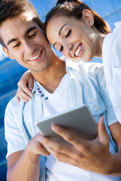 Jovem casal usando um tablet digital