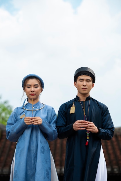 Foto jovem casal vestindo traje ao dai