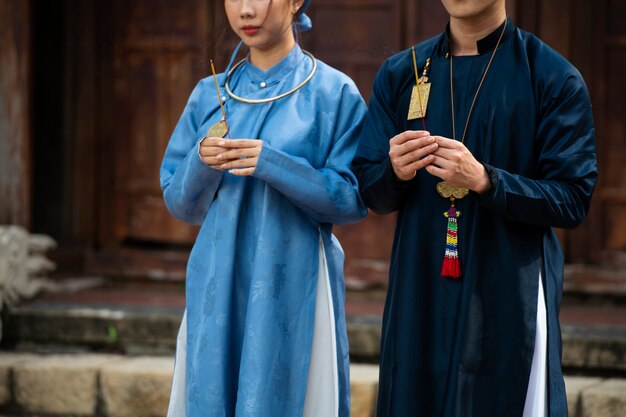 Jovem casal vestindo traje ao dai