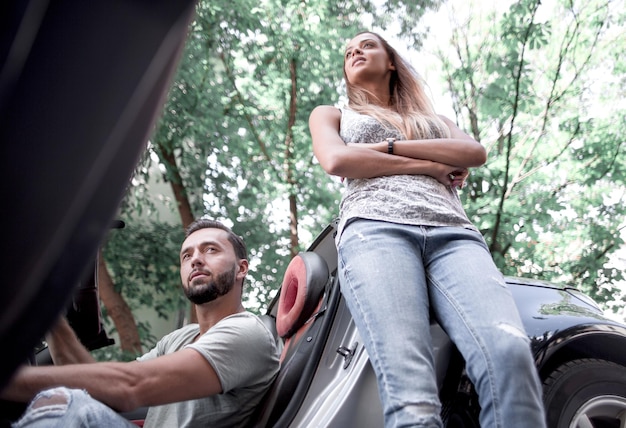 Jovem casal viajando de carro faz uma parada