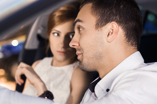 Jovem casal viajando de carro