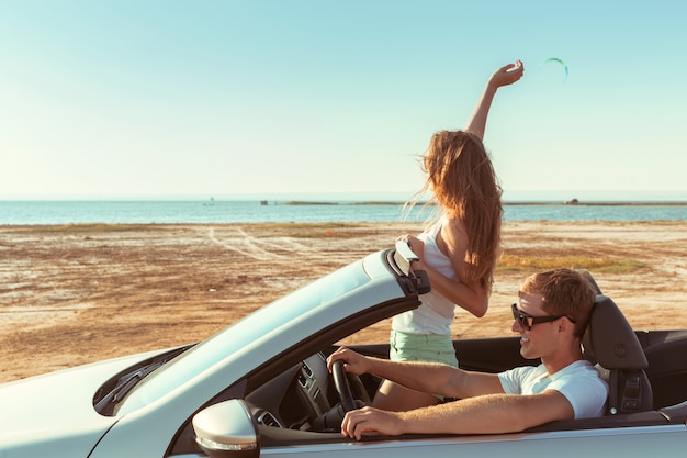 Jovem casal viajando de carro