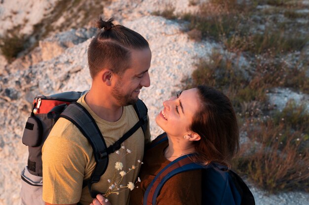 Foto jovem casal viajando juntos