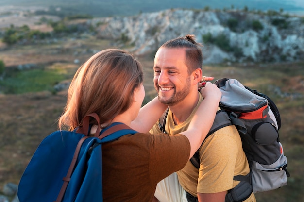 Jovem casal viajando juntos