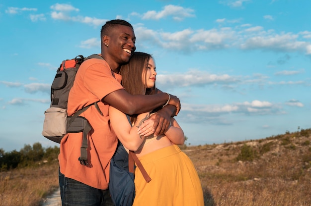 Foto jovem casal viajando juntos