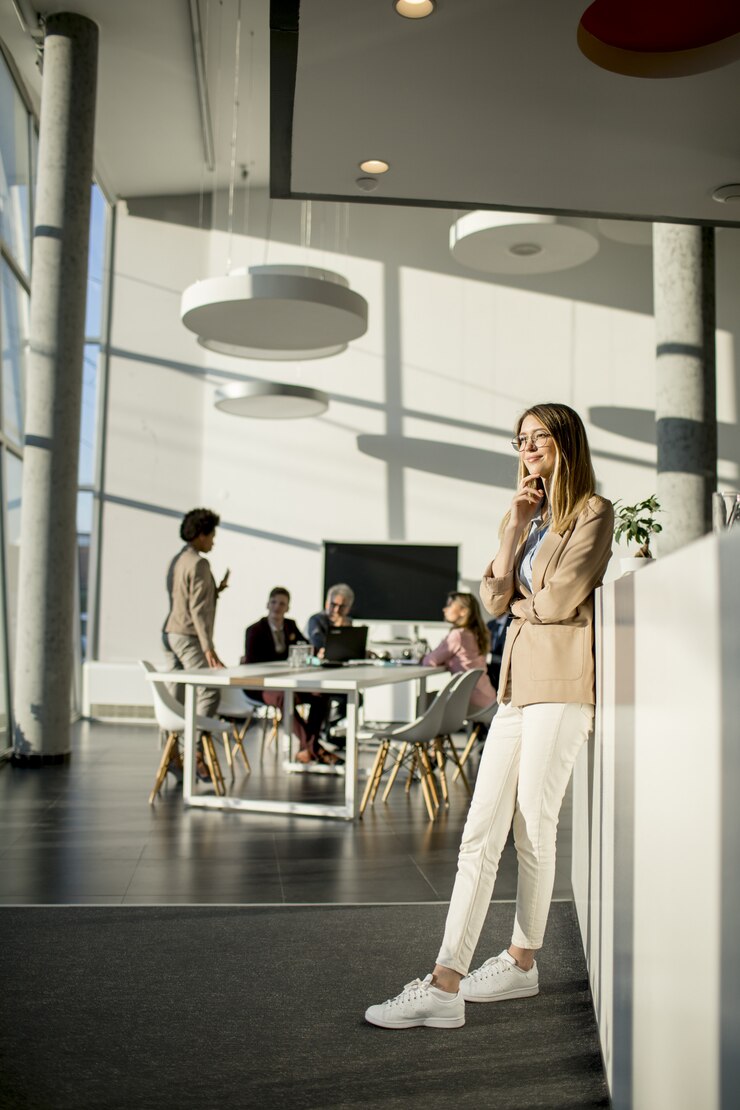 Foto jovem casual em um ambiente de trabalho moderno e movimentado